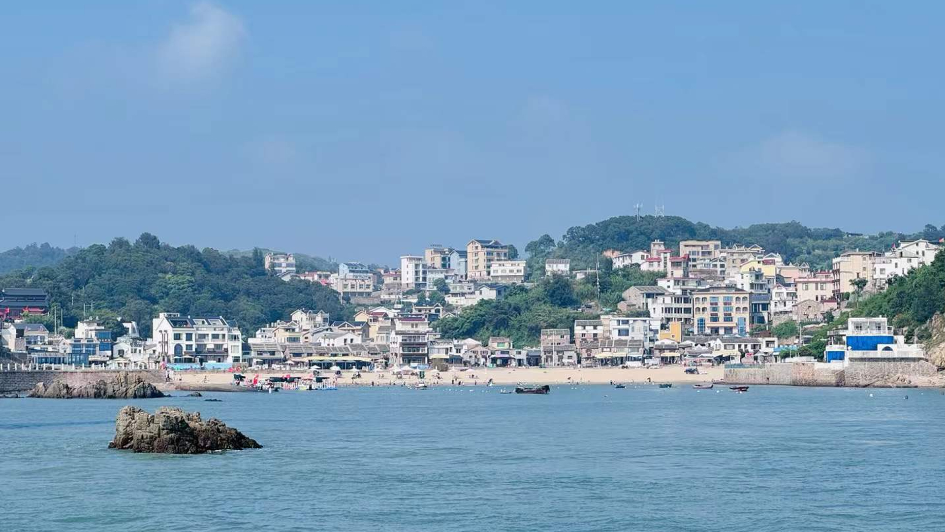 闽东海岛渔村沙滩与蓝色海湾