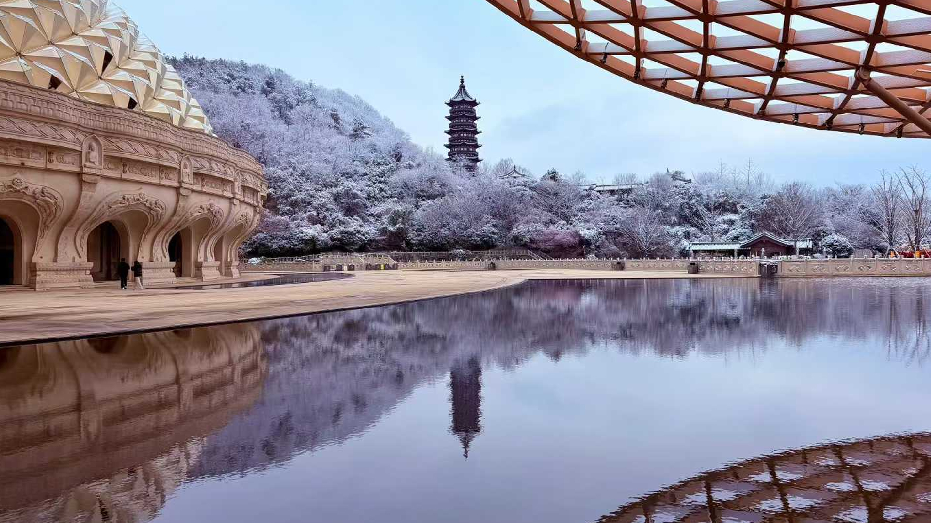 雪后佛顶宫塔影与水池倒影